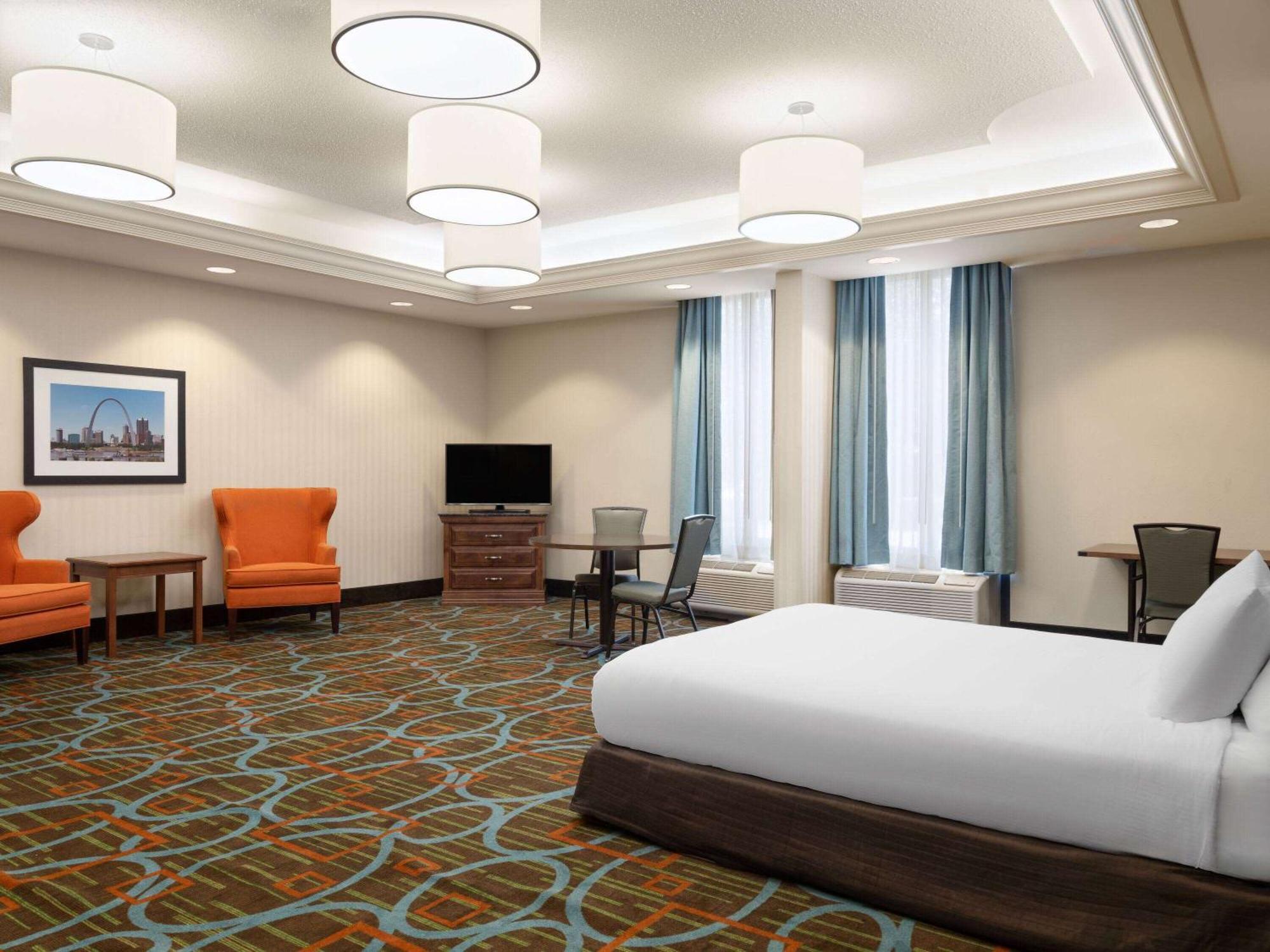 Wingate By Wyndham St Louis Airport Hotel Saint Ann Exterior photo